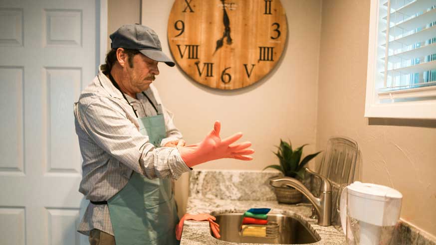 man cleaning productie housework